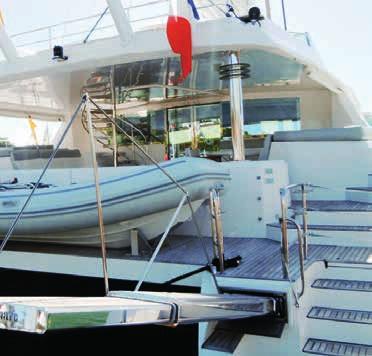 > The main central pod forward: easy and safe access to the mast and to the electric windlass.