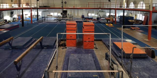 The upper level of Kenney Gym houses the Illinois gymnastics workout facilities. In this extensive facility, both the men s and women s gymnastics teams practice in a harmonious environment.