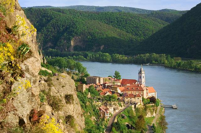 You will discover the breathtaking natural wonder of the Great Loop (a swift 180º turn!) and immerse yourself in legendary Wachau with its vineyard terraces and enchanted castles and monasteries.