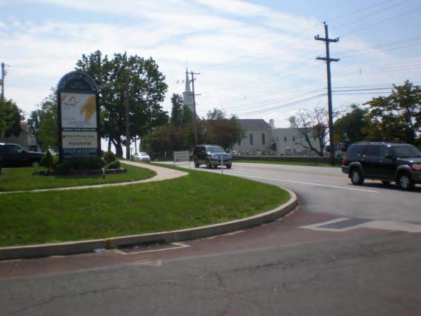 Park Avenue (signalized) At Park Avenue, all four approaches have auxiliary right and left-turn lanes and sidewalks that connect to shopping areas.