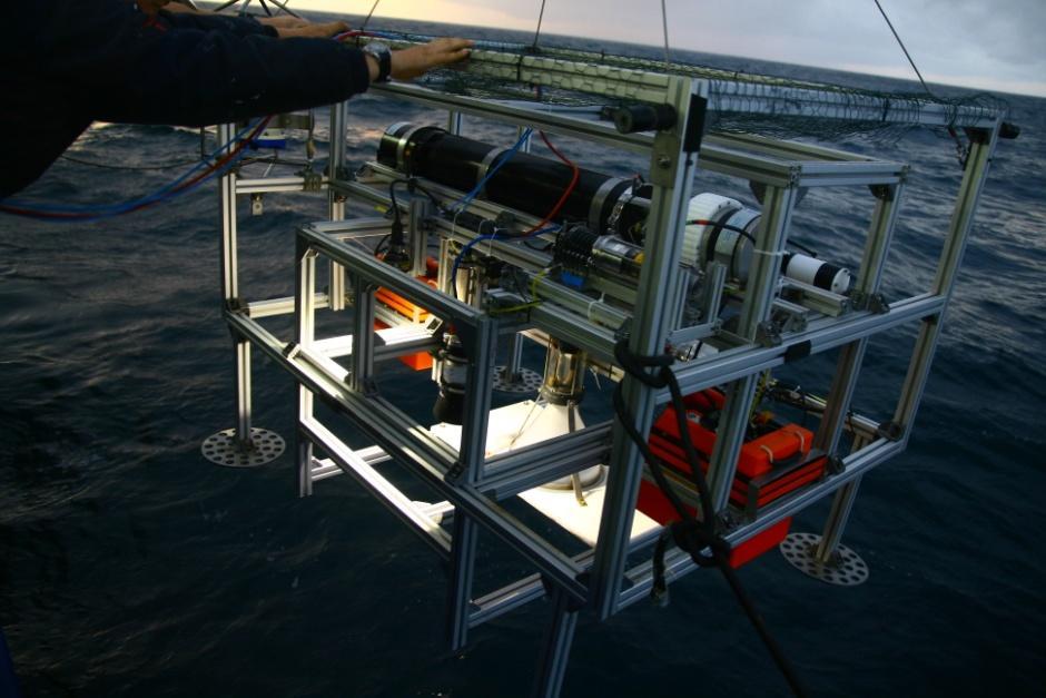 Under water gas analyser, sampler and observing system Mode of deployment: Towed system by research vessel Mobile