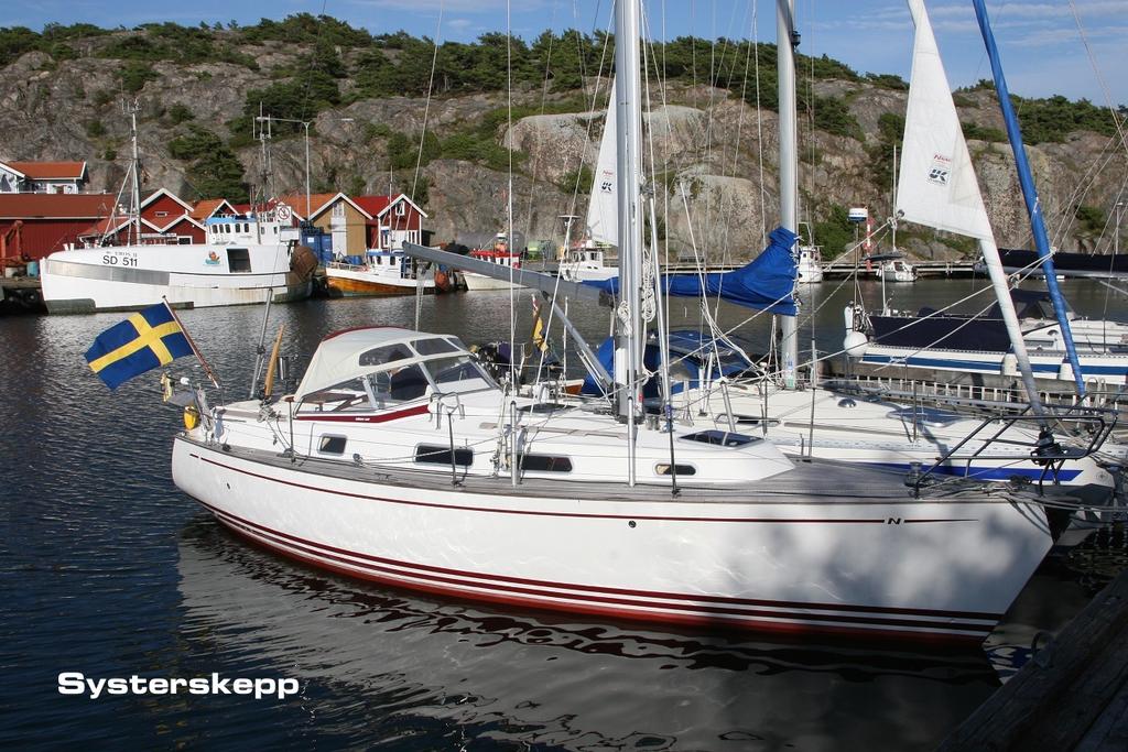 NAJAD 332 / 2009 General description Info Najad 332 is an exclusive, sea worthy, comfortable and fast cruising yacht. Built in Sweden by the Najad yard.
