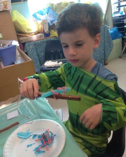 Using a paper plate that we painted in shades of the sea, we attached various tropical fish that we had made.