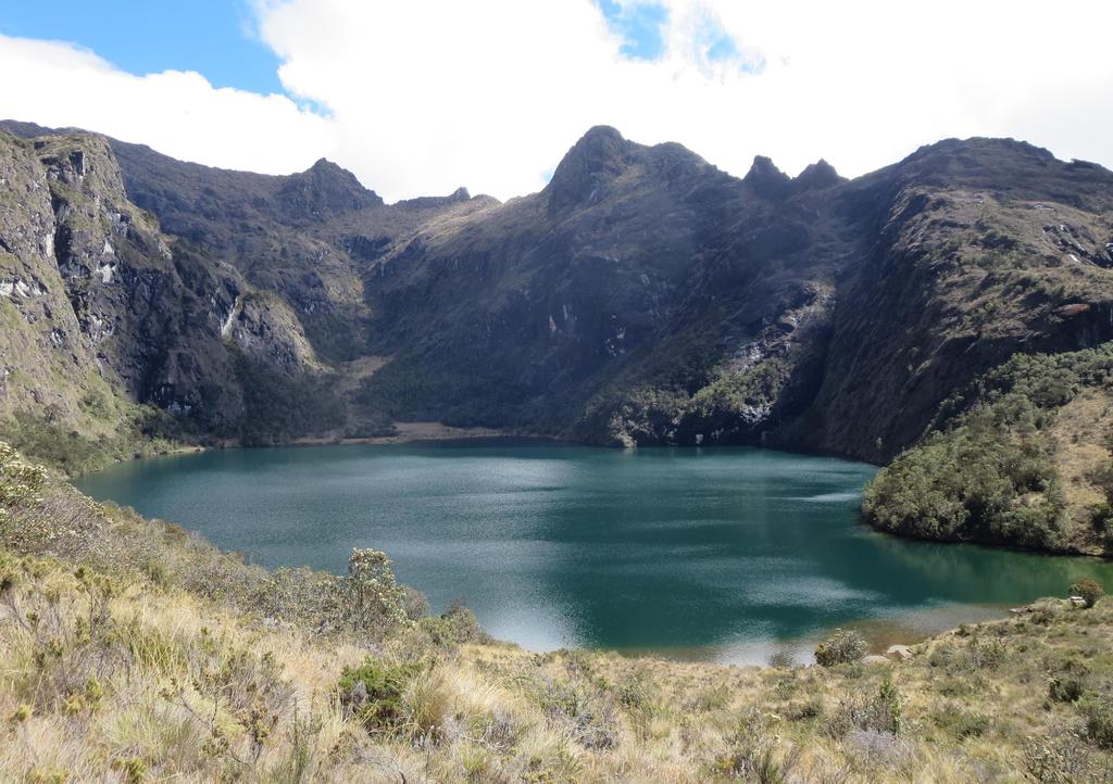 In 1999, Yoriko Tagaia, Makato Tagaia and ANU Hut warden David Umba climbed to the top of a ramp underneath the vertical wall overlooking Lake Aunde, where they turned back in