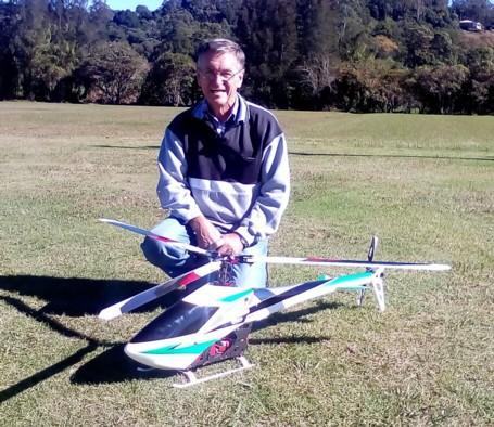 Dave Ainsworth with his JR SYLPHIDE heli. Using a 12 cells and a Kontronik 700/52, the 1.6 metre dish, three blader has ample power and as Dave ably demonstrated, this model is a very stable flyer.