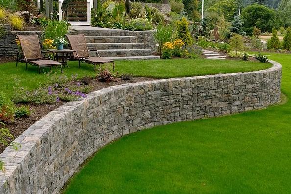 Retaining Walls: Retaining walls over 4 feet require a building permit.