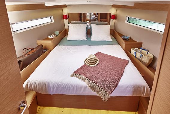 SUN ODYSSEY 440 & SUN ODYSSEY 490 AN IMMENSE OWNER S CABIN With a wider forward section of the hull, and by shifting the