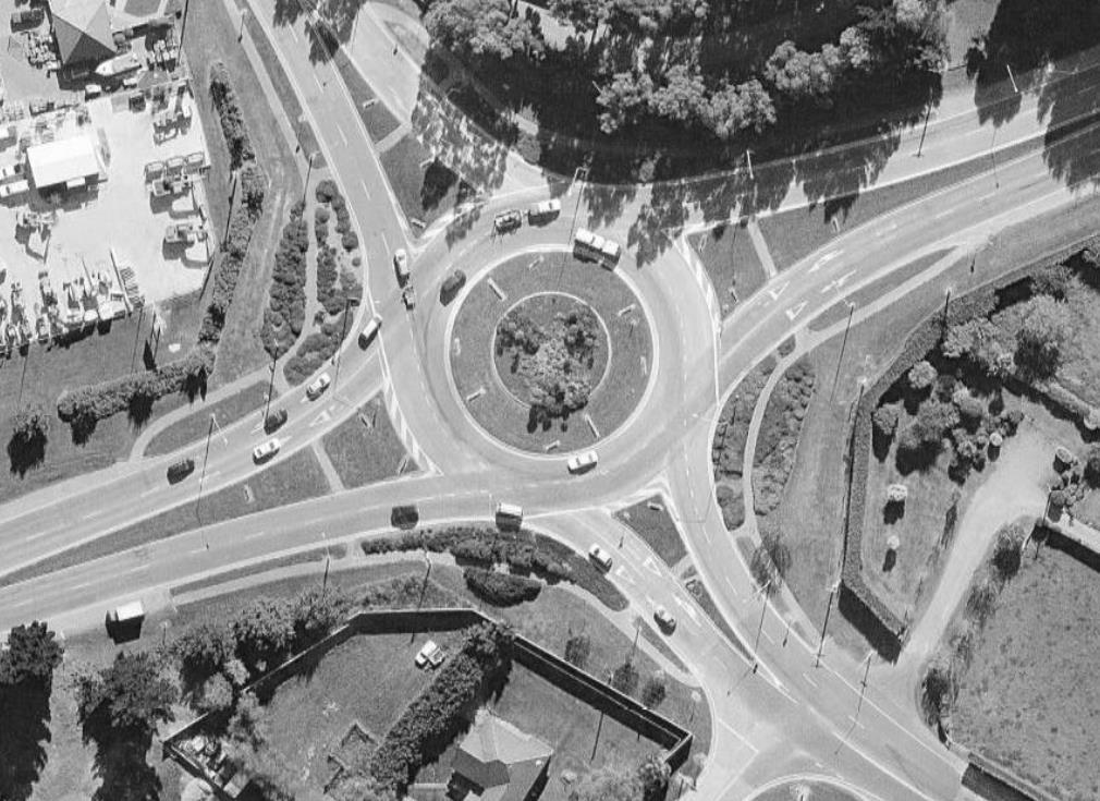 7: 2-LANE 4-WAY MODERATE ROUNDABOUTS: REDUCING LANES 24 Moderately sized 2-lane roundabouts are used in a diverse range of locations in the transport network.