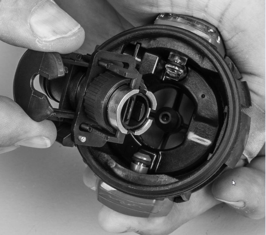 (See Section 5.1.2 "Installing the Regulator Cover" for instructions.) 5.5 Valve Assembly 5.5.1 Removing the Valve Assembly (1) Remove the regulator cover. Refer to Section 5.1.1 "Removing the Regulator Cover" for instructions.