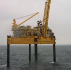 For substructure lowering, four 500t strand jacks were mounted outside the hull on cantilevered platforms, and were connected by steel cables to the