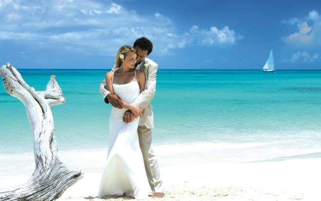 Yacht Wedding* 9.580 Set sail for married life aboard a luxury private yacht, sharing a voyage of Indian Ocean discovery. Your vows mingle with the soothing sound of gently rolling waves.