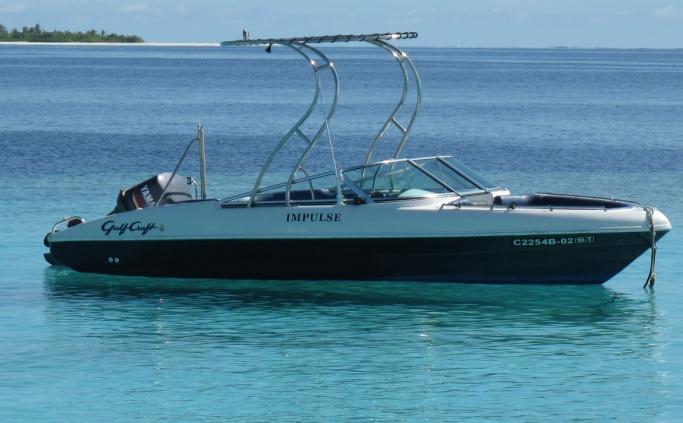 P R I V A T E BOAT CHARTER Elements Kihavah offers a selection of comfortable motorised vessels for