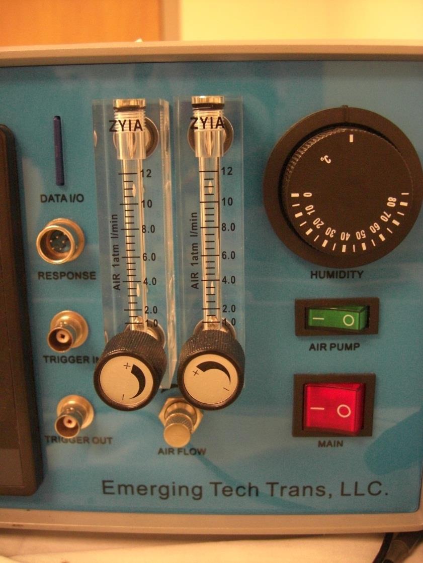 The usage of external triggers or the respiratory belt may be required. External triggers are simply connected to the Trigger in port. Any TTL pulse longer than 30 ms can be used.