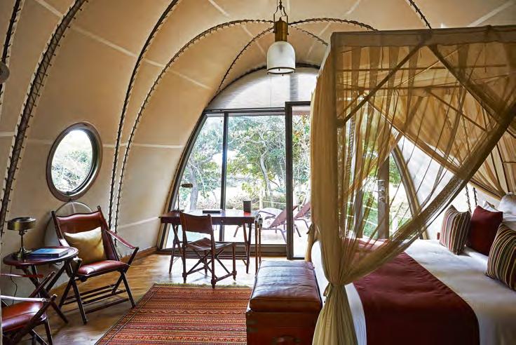 ACCOMMODATION The 55m 2 king bedded Cocoons boast soaring vaulted ceilings, offering jungle views from the double-height double glazed facades.