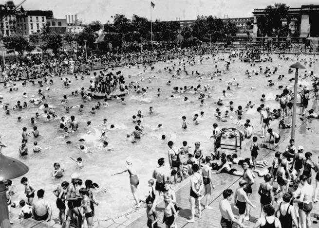 When Jackie was young, many public swimming pools did not let African Americans swim with white people. Jackie found it hard to be an African American in a white community.
