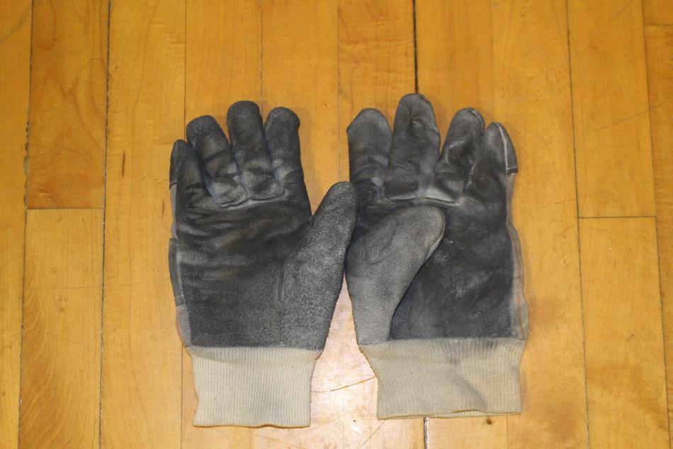 Gloves: Gloves must be worn by primary belayer