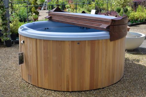 Cedar XDI Lavish and innovative, the Crown XL will enrich the life of discerning spa users. Deep, unobstructed seating for six people will make this round spa a jewel for your garden.