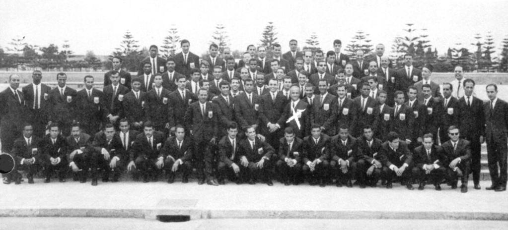 MOROCCO AND THE OLYMPIC GAMES Hadj Mohammed Benjelloun (x) in the centre of the COM s Olympic delegation at Mexico City in 1968. Date of first particlpatlon : 1960.