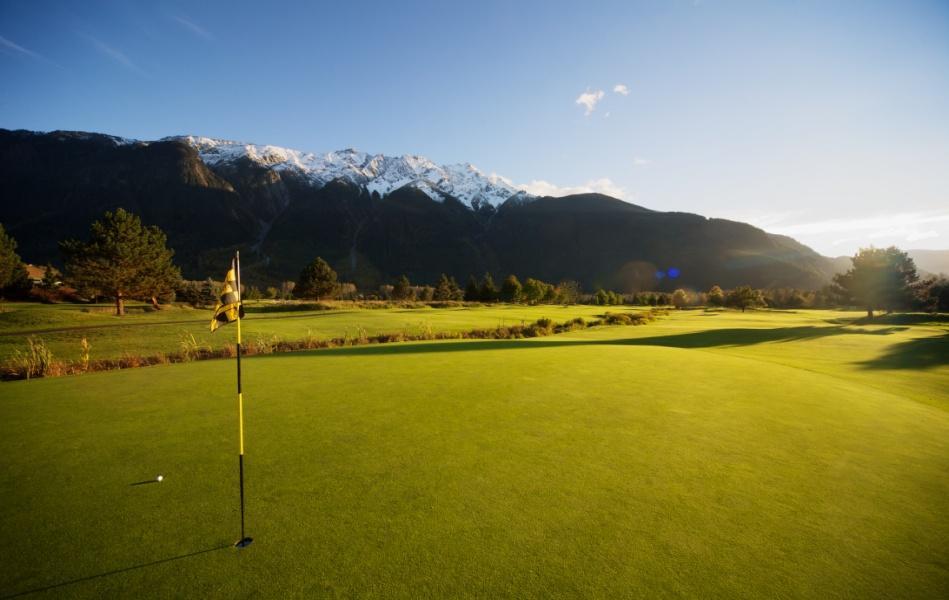 WELCOME TO BIG SKY In one of the most awe-inspiring natural settings to be found, lies Big Sky Golf and Country Club. Just 25-minutes north of Whistler, is one of the Sea to Sky s hidden gems.