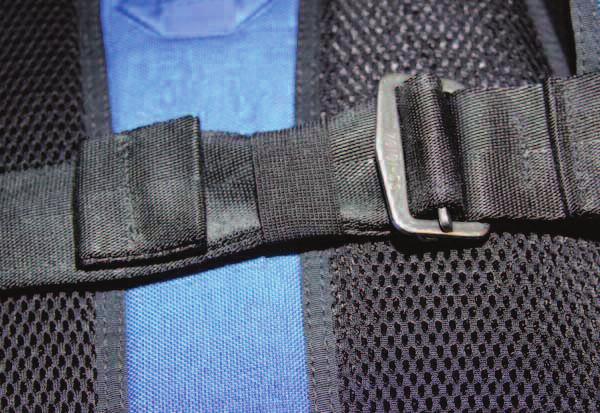 CAUTIO : An improperly threaded chest strap will