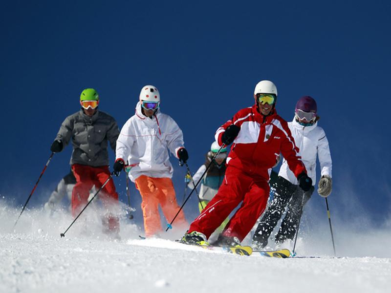 m daily Evening meal hot meal (with one aprèsski activity beforehand & one afterwards) Ski school: 9 12a.m & 2 4p.