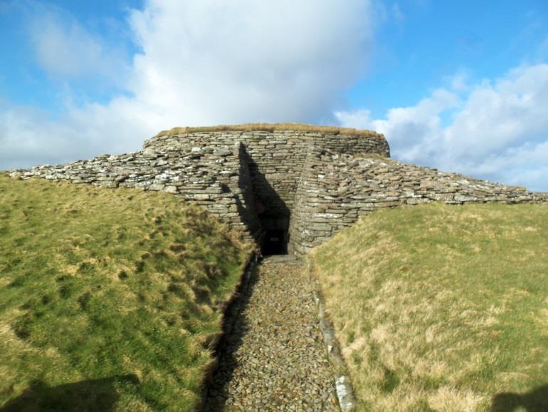 The central chamber is contained within a small inner cairn, which is contained within a
