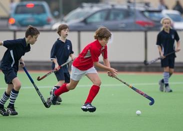 8 Aon Kiwi Sticks Year 5 & 6 (Under 11) Six-A-Side Team: Field Size: Goal Size: Duration: 6-10 members depending on Entries 2 meters wide 45 minute time slot 2 x 18 minute halves Skills and Small
