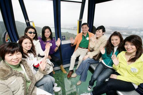 3. 2009 Miss Hong Kong Miss Sandy Lau (third right), Miss Germaine Li (second left), Miss Mizuni Hung (first left), Wai Yin Association s Chairman of Board of Trustee Miss Ellen Wong (second right)