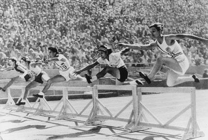 Action of the trailing leg: The trailing leg drives the body at the hurdle as the lead leg rises [1].