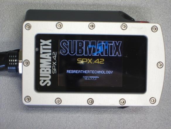 Switching on By pressing both buttons at the same time the SPX42 will be activated. After the switching on for a short time the Submatix logo and the serial number are displayed.
