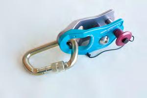 Ensure the pin is fully closed before loading the AWL 4.0. Pear and D-shaped carabiners can attach to the AWL 4.
