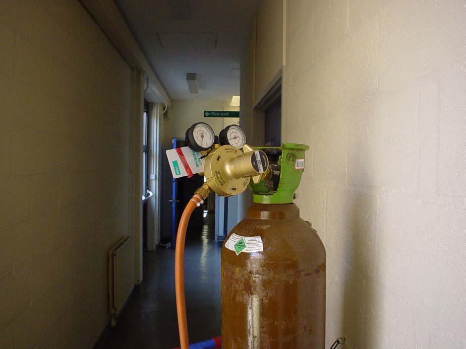Figure 7 Gas pressure (ideally about 6 psi (lbf/in2) when filling magnet) Bottle level meter Main bottle valve