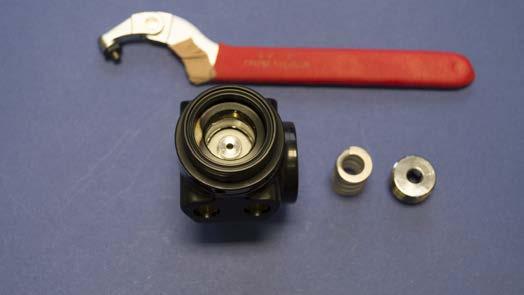 Insert the C-spanner into the diaphragm clamping and turn it counter-clockwise to loosen the clamping.