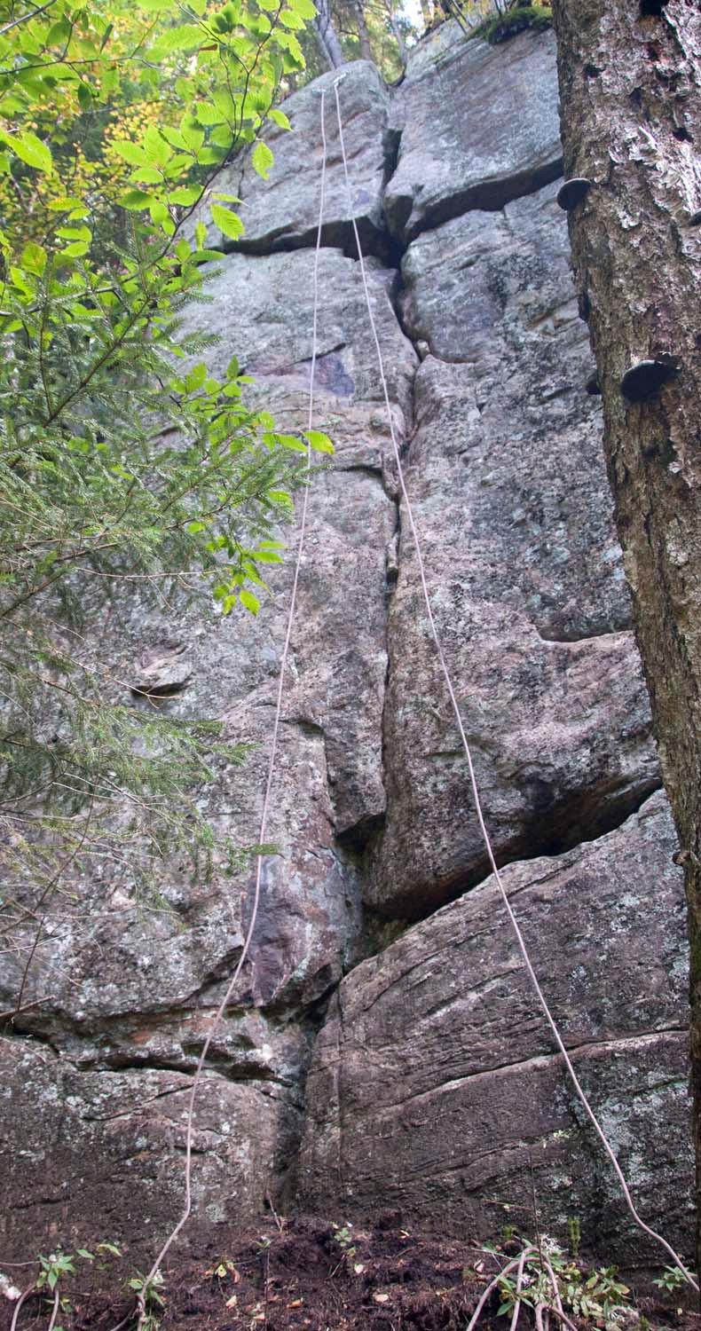 Climbing Guide to Statebrook Cliff Routes 1. Only the Toad Knows 5.9 G An all trad vertical crack at the far left end of the cliff that goes up about 40 ft to the anchors under the pine tree.