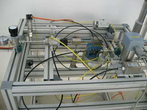 It functions in automatic mode and is able to detect failures in the devices being tested. 3.3 A test bench example Figure 11.