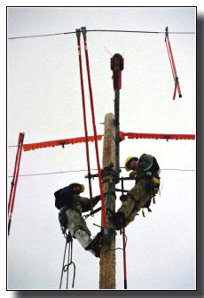 16 STUDENT TRAINING MANUAL Lesson 7: Changing the Insulator Learning Objective:Install the hotsticks in the configuration required to change out an insulator on a three-phase crossarm.