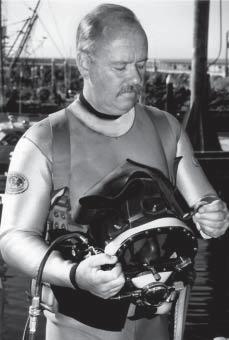 Fig. 2.13 The use of a quick disconnect fitting makes diving operations easier. 2.3.4 Securing the Band Mask on the Diver All donning procedures should be done by the diver alone to train for familiarity with the equipment.