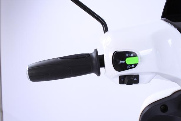 On the left handlebar handle you will find three control buttons controlling the lights, dipped or full beam, the indicator switch and a horn.