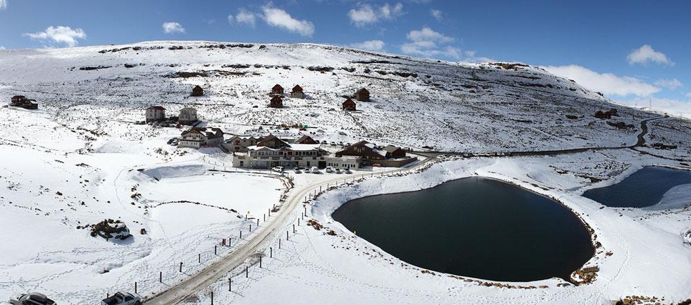 By international standards, Afriski has a very modest one kilometer main ski run which is serviced by a T-bar lift as well as 3 beginner lifts servicing a large and dedicated beginners learning area