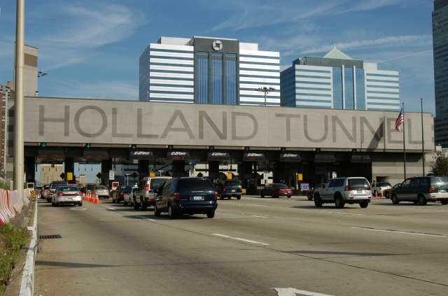 Holland Tunnel Opened for service in 1927 Average Daily Traffic: 88,500 vehicles Vehicle Mix: Auto: 96% Bus: 1% Truck: 3% In-tunnel lane