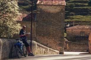 Spectacular first route cycling amongst a vast oak woodland, discovering the quirky red stone villages, to visit the medieval town of Riaza, with its fabulous main square, surrounded by colonnades
