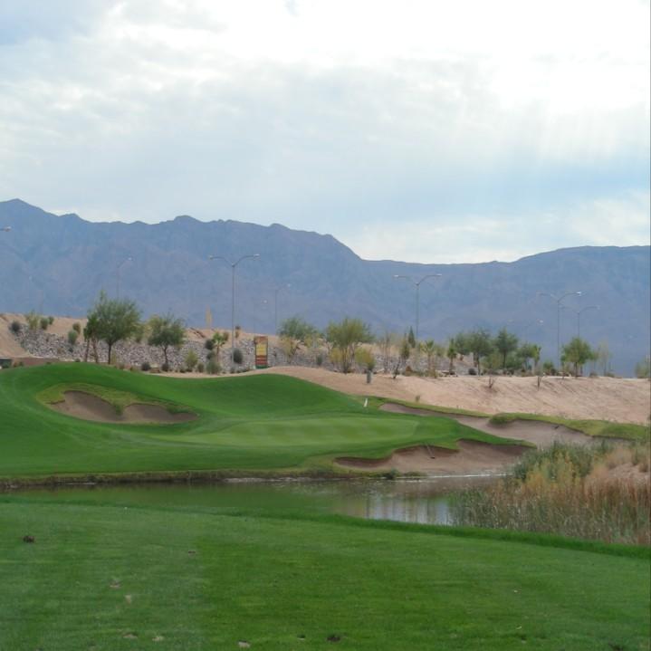 Page 4 The Oasis Spin Pictured (left) #7 Canyons from gold tee box and (above) #7 Canyons from white tee box.