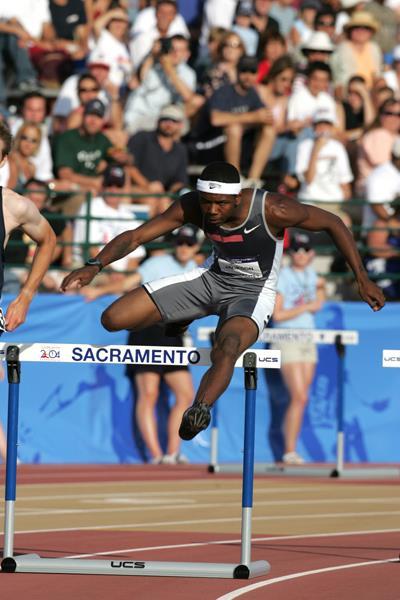 The 400 Meter Hurdles The 400 hurdler should be able to hurdle using either leg as a lead or takeoff leg.-why?