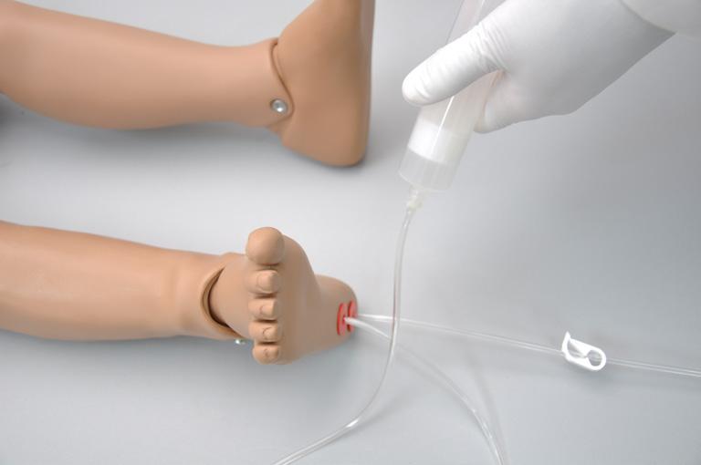 3. Connect the syringe to the filling tube and release the fluid. 3. Remove the tibia cover. 4.