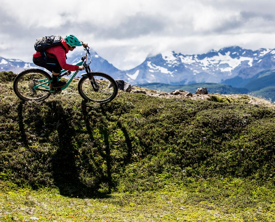 2017 Product Guide 10 FURTADO Furtado embodies the adventure of mountain biking hard climbs followed by fast descents, and long days in the woods on two wheels.