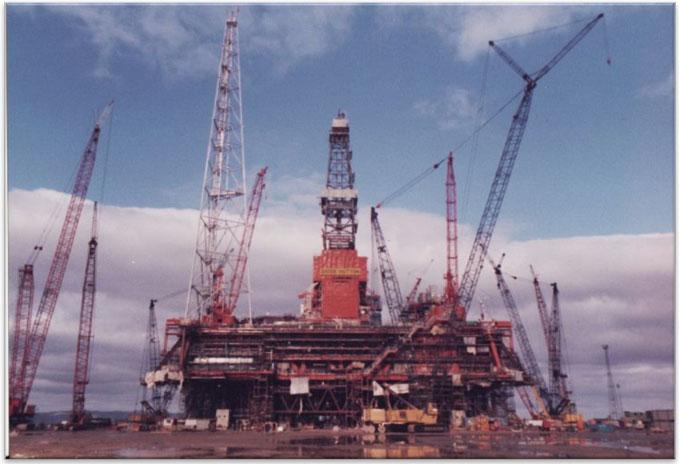 62 2 Platform Integration and Stationing Fig. 2.37 The topsides of Conoco (UK) Ltd s Hutton TLP was under construction at Ardersier Yard (courtesy of Oilrig-Photos) topsides.