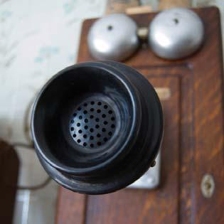 Na začiatku bola náhoda K vzniku telefónu dopomohla náhoda, keď škótsky učiteľ hluchonemých pri práci na zlepšení telegrafu vytvoril zvuk.