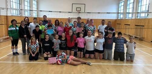 9. 12. 2017 VOLEJBALOVÝ TURNAJ RODIČOV, ŢIAKOV A UČITEĽOV - II. ročník Už po druhýkrát sme zorganizovali volejbalový turnaj rodičov, žiakov a učiteľov.
