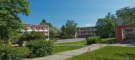 2 Amosko Základná škola na Ul. J. A. Komenského č. 4 vo Veľkom Krtíši je základnou školou s modernými vyučovacími metódami a prostriedkami. Navštevuje ju 443 žiakov rozdelených do 21 tried.