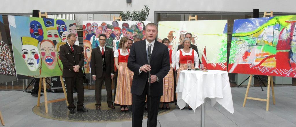 Ceturtdien, 2014. gada 3. aprīlī Laikraksts Latvietis 7. lpp. Izstādes Lielākais koris pasaulē atklāšana Latvijas vēstnieks Austrijā Edgars Skuja atklāj izstādi. Rīga 2014 Zalcburgā 25.